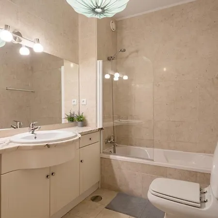 Apartment Guestready - Stylish Centre Flat With Parking *